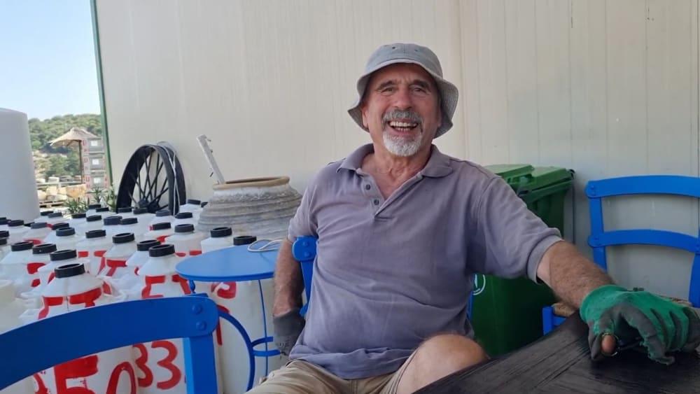 En olivendyrker i olivenmøllen, hvor olivenolien produceres