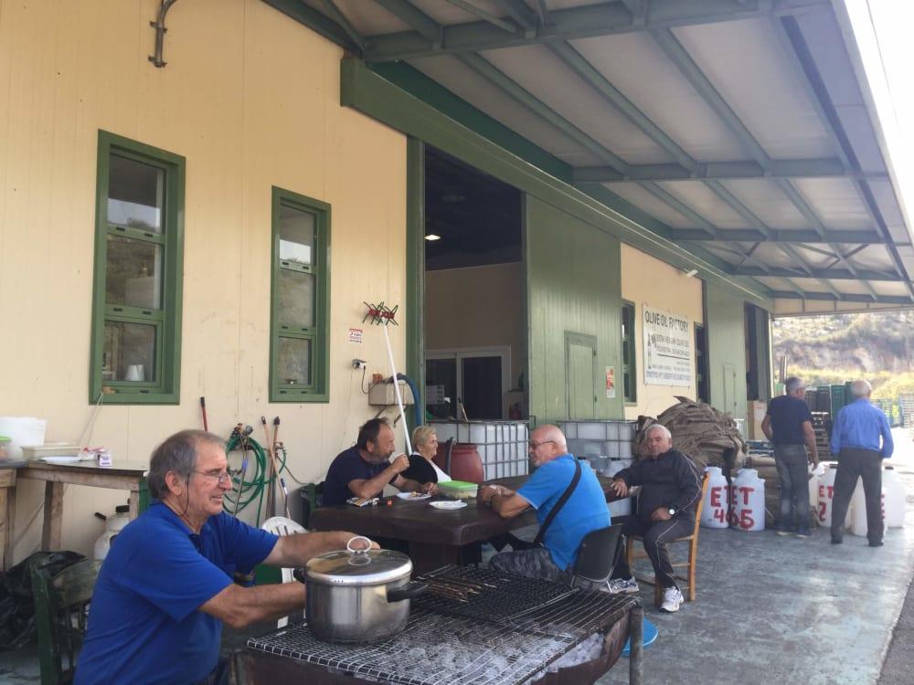 Olivendyrkere foran olivenmøllen