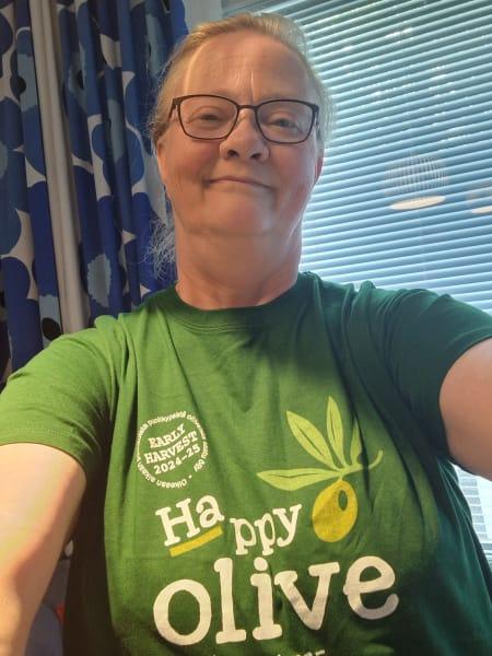 Billede nummer 1 hvor en Happy Olive kunde har taget et billede af sin Happy Olive T-shirt.
