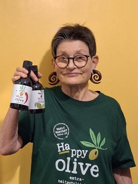 Billede nummer 5 hvor en Happy Olive kunde har taget et billede af sin Happy Olive T-shirt.