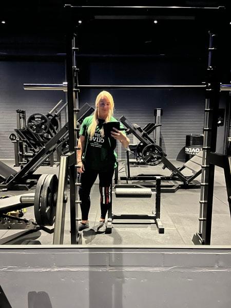 Billede nummer 6 hvor en Happy Olive kunde har taget et billede af sin Happy Olive T-shirt.