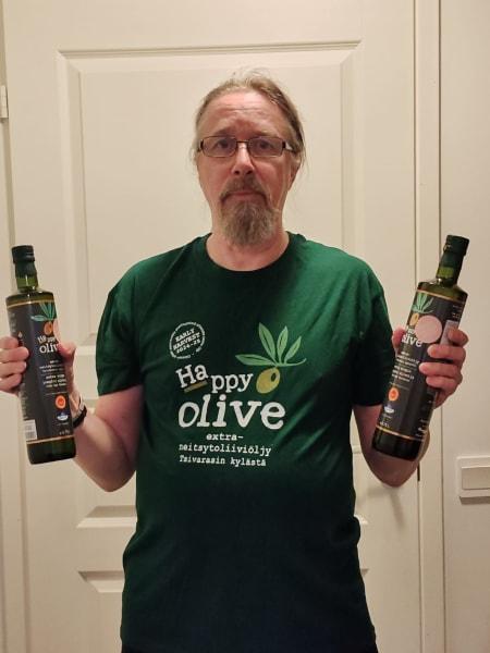 Billede nummer 7 hvor en Happy Olive kunde har taget et billede af sin Happy Olive T-shirt.