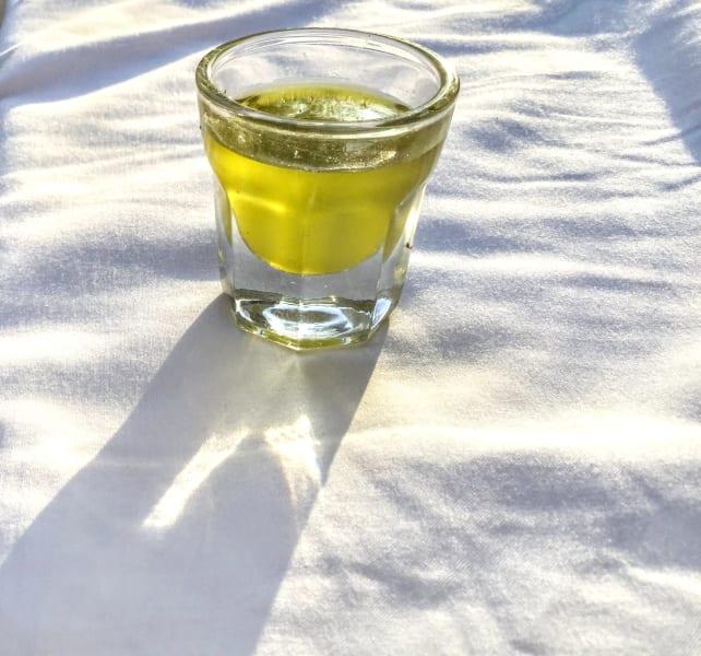 Små dyrkeres friske olivenolie kommer fra tidlig høst (Early Harvest)