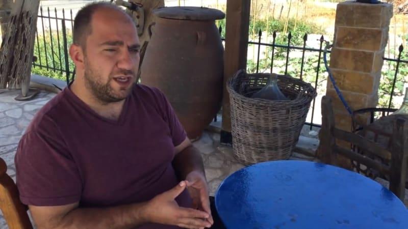 Små dyrkeres friske olivenolie kommer fra tidlig høst (Early Harvest)